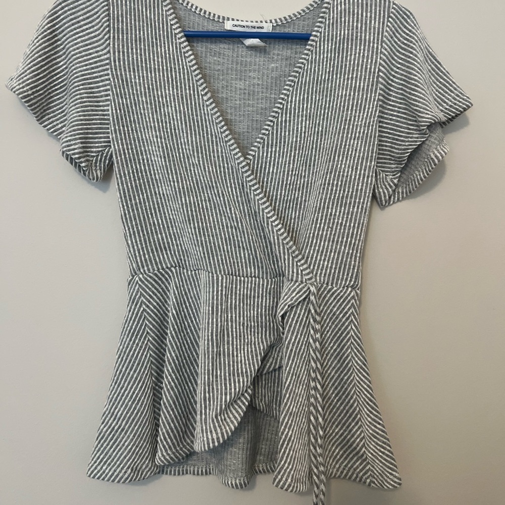 cute kinda cropped shirt